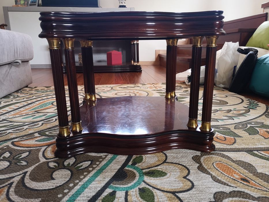 Mesa de sala de estar em castanho