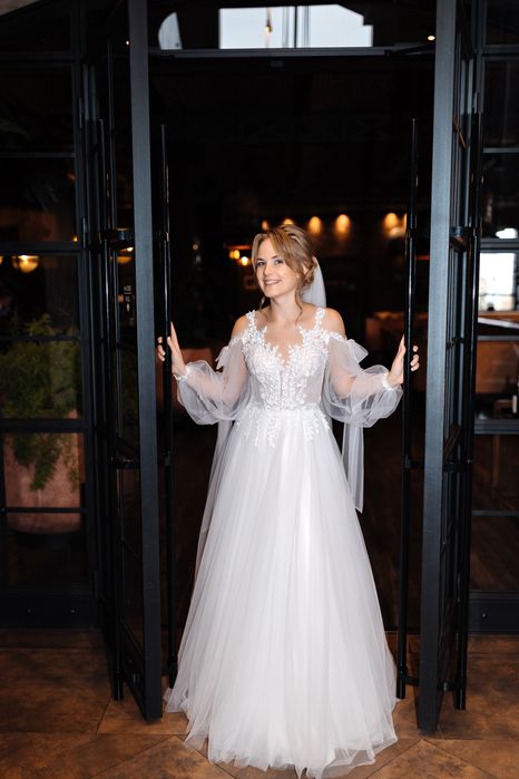 Весільна сукня з фатою