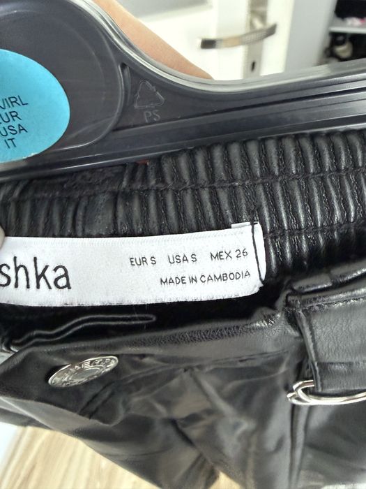 Czarne skórzane spodnie Bershka – rozmiar S