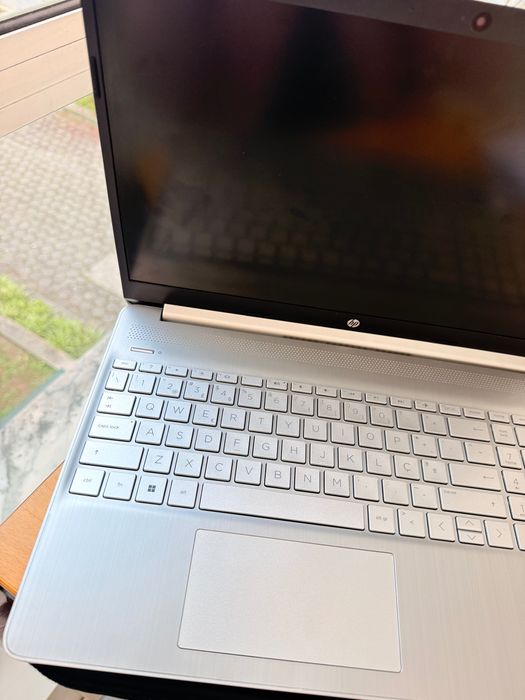 Portátil HP 15s-fq5xxx em excelente estado, ideal para estudo, trabalho e uso diário
