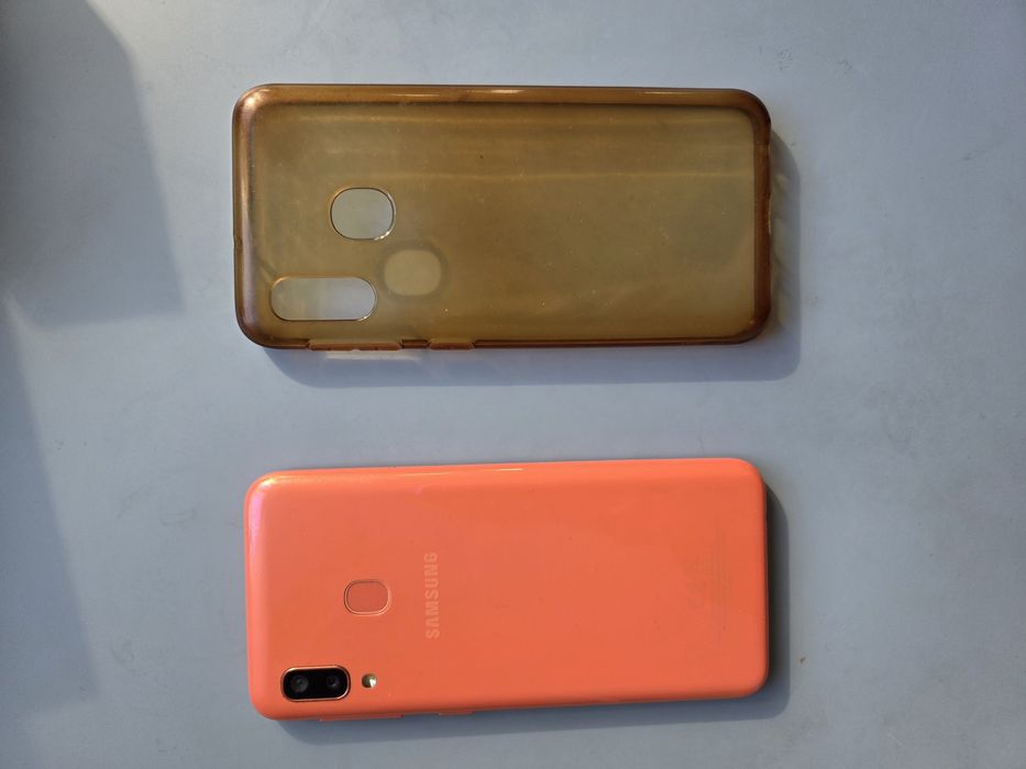 Samsung A20e używany wraz z przezroczystym etui