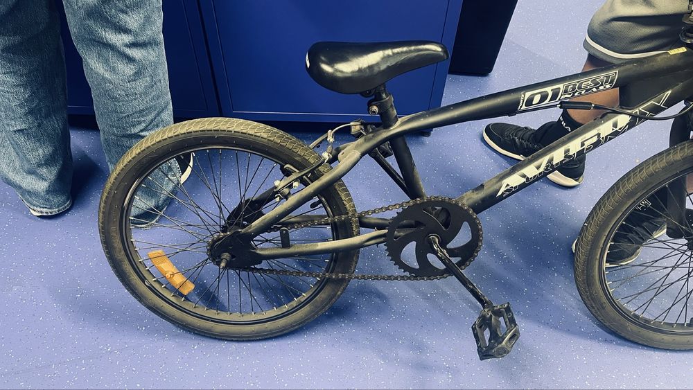 Bicicleta BMX-Avigo parada algum tempo mas em bom estado.