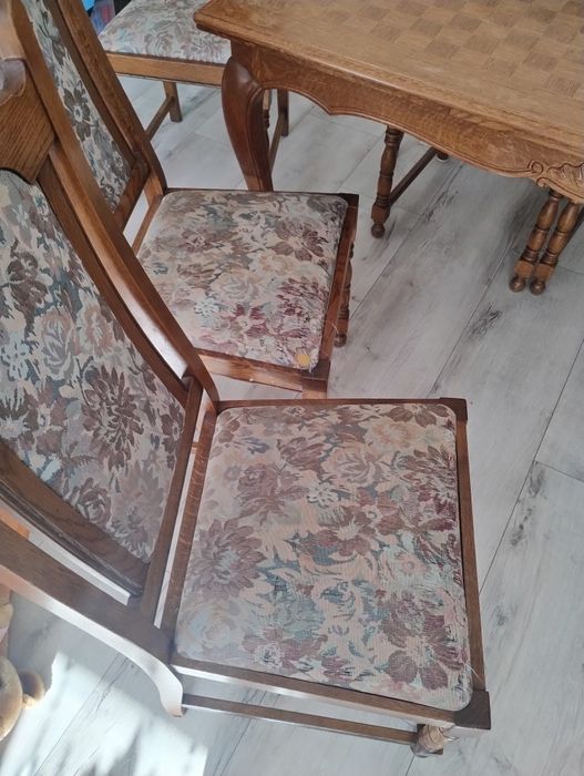 Drewniany stół z krzesłami