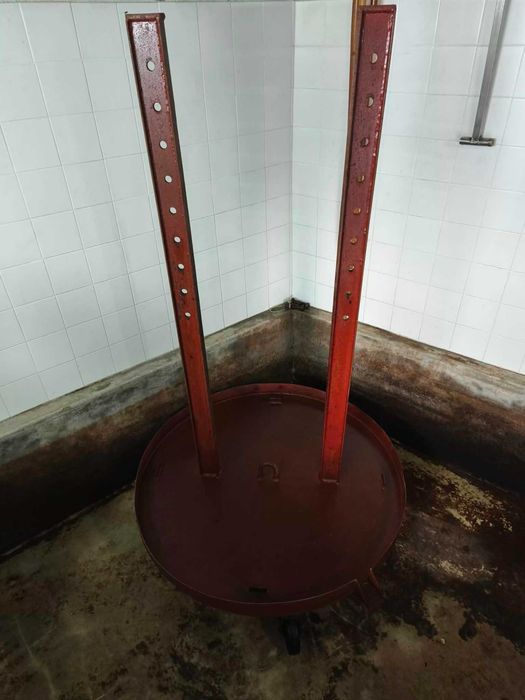 Prensa/Esmagador Hidráulico de Uva (800 Litros) - Excelente Estado