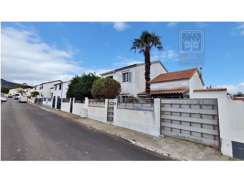 VENDA de CASA - MORADIA com garagem, jardim e quintal - Pico da Ped...