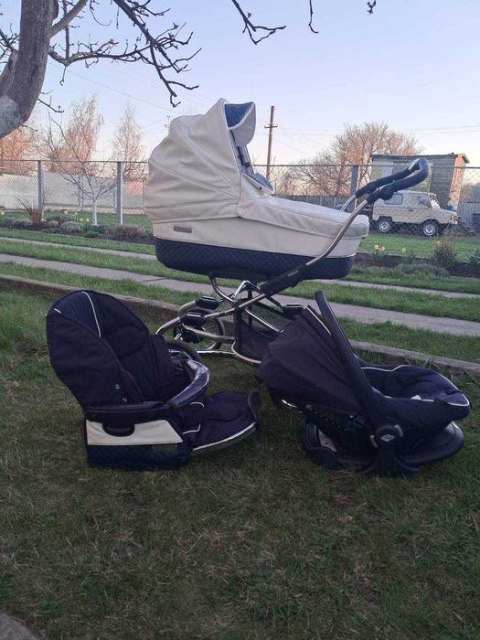 Дитяча коляска 3 в 1 в дуже гарному стані.