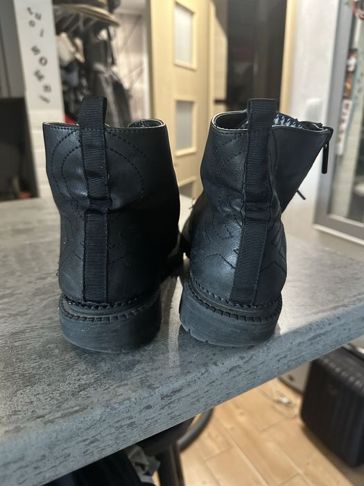 Botki sznurowane zapinane na suwak Benetton