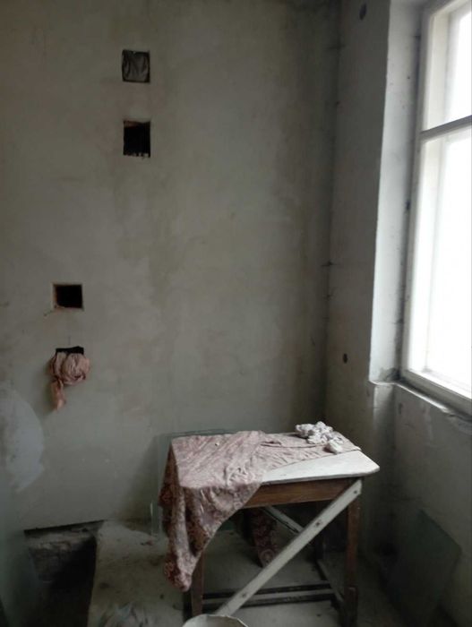 Продається трикімнатна квартира поблизу центру.