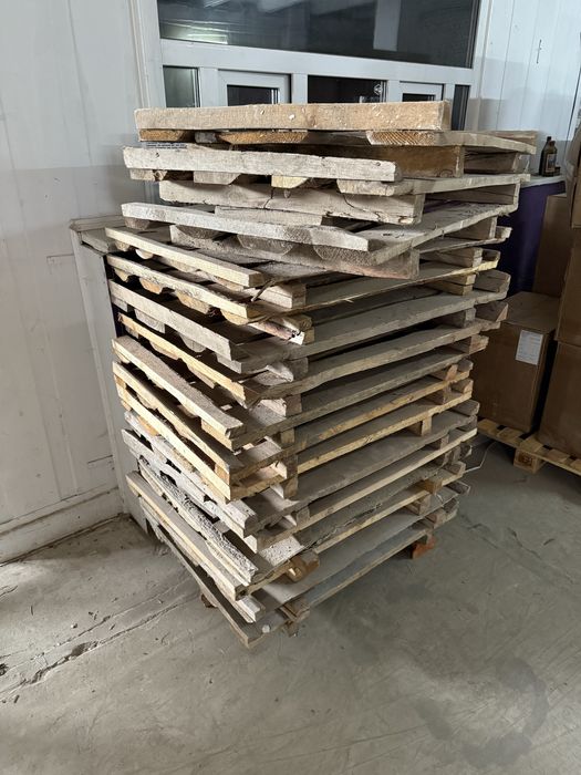 Деревʼяний піддон на цеглу