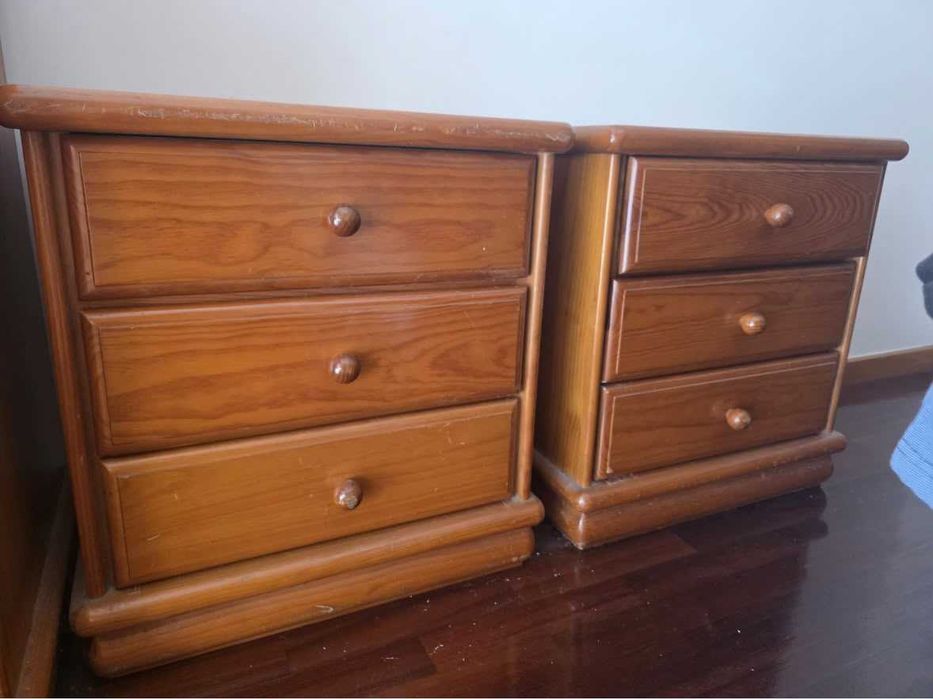 Mobiliário de quarto (cama, mesas de cabeceira e cómoda)