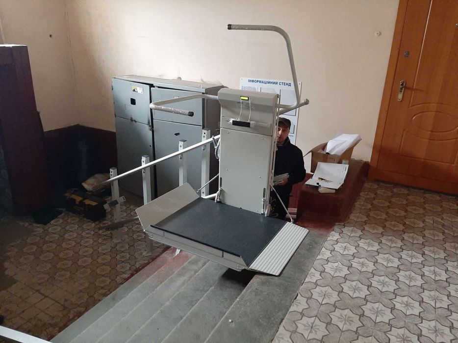 Підіймальна прямолінійна присходова платформа