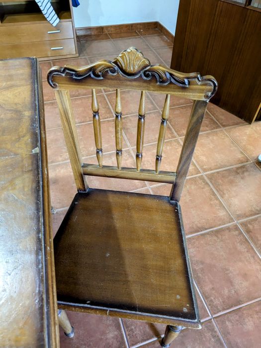 Mesa com 4 cadeiras para restauro