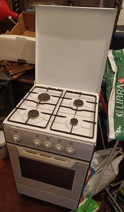 Fogão Ariston com forno