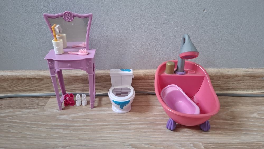 Domek dla lalek z akcesoriami i lalkami