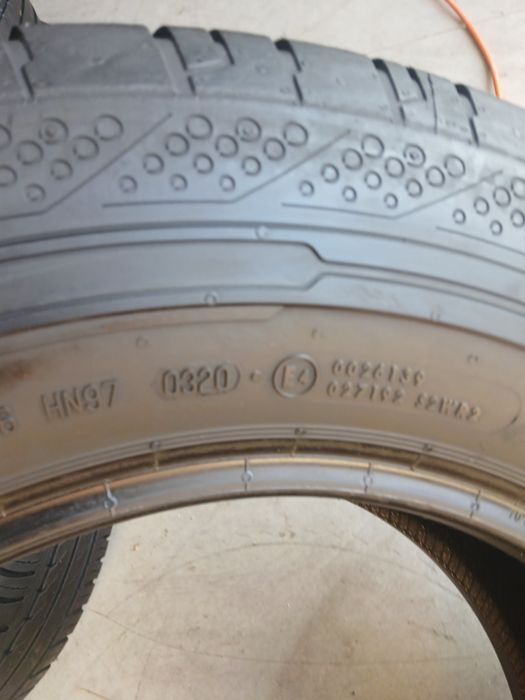 4 pneus 235 65 r16C Continental