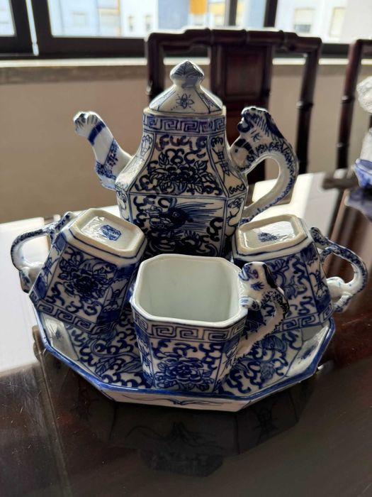 Conjunto de Chá Azul e Branco com Motivos de Dragão e Flores de Lótus