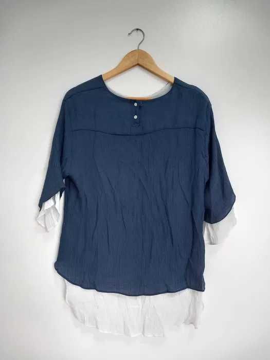 Blusa azul e branca, de meia manga, tamanho XL.