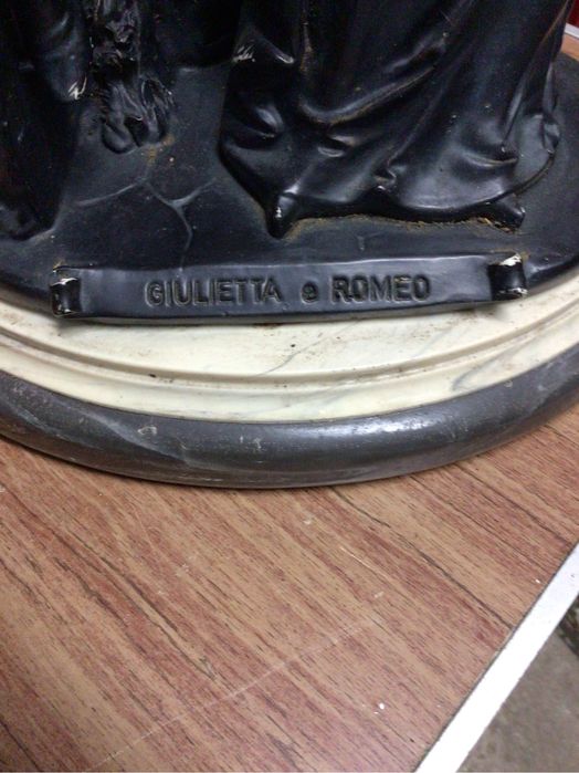 Estatueta em marfinite de ROMEU e JULIETA, gravada na peça c/ 33 cms