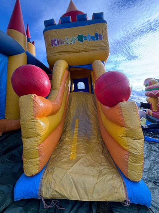 Dmuchaniec duży zamek Kinder Hotel VIV