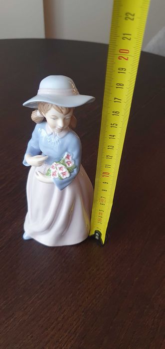 Figurka z porcelany dziewczynka z kwiatami