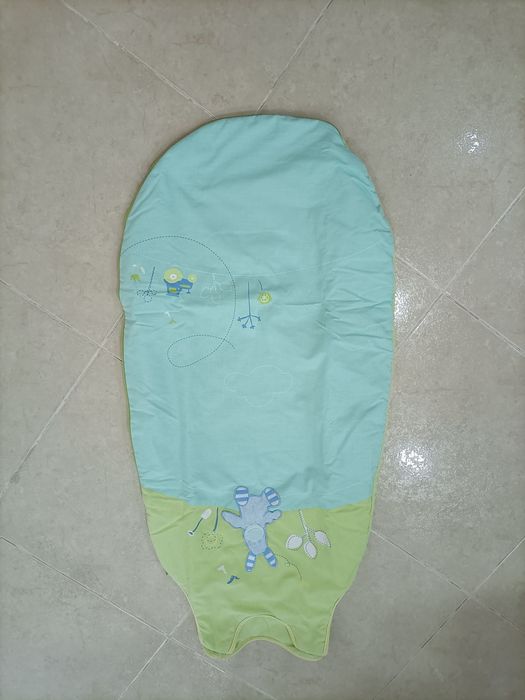 Cama de bebé branca do IKEA mais coisas