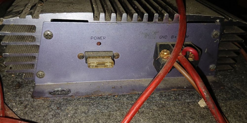 Автомобільний підсилювач звуку