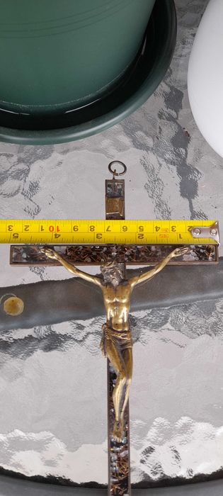 Crucifixo antigo em metal com madrepérola