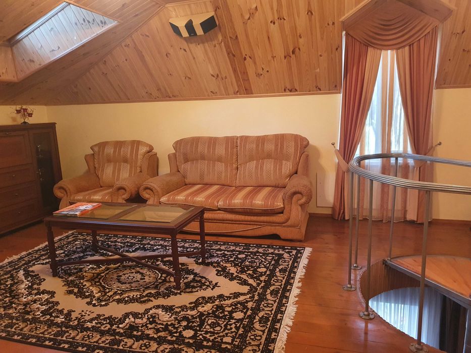 Подобова оренда сучасного будинку на березі Дніпра в сосновому лісі.