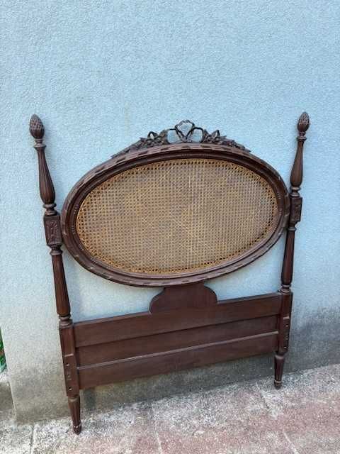 Cama clássica, solteiro,  cabeceira em palhinha
