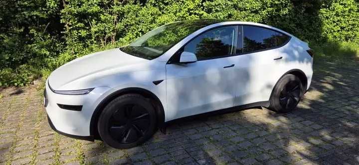 Tesla  model Y 2025