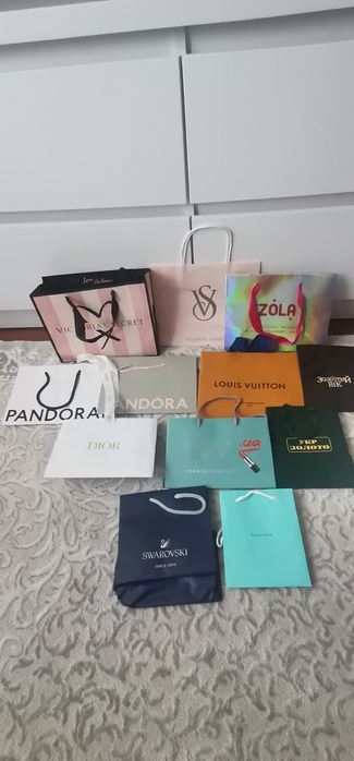 Пакети брендові: середнього розміру