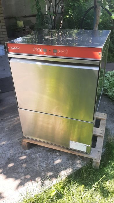 Профессиональная посудомоечная машина