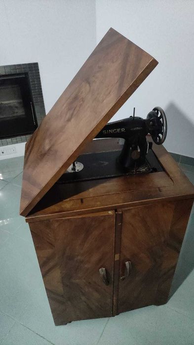 Máquina de costura Singer antiga com móvel e motor