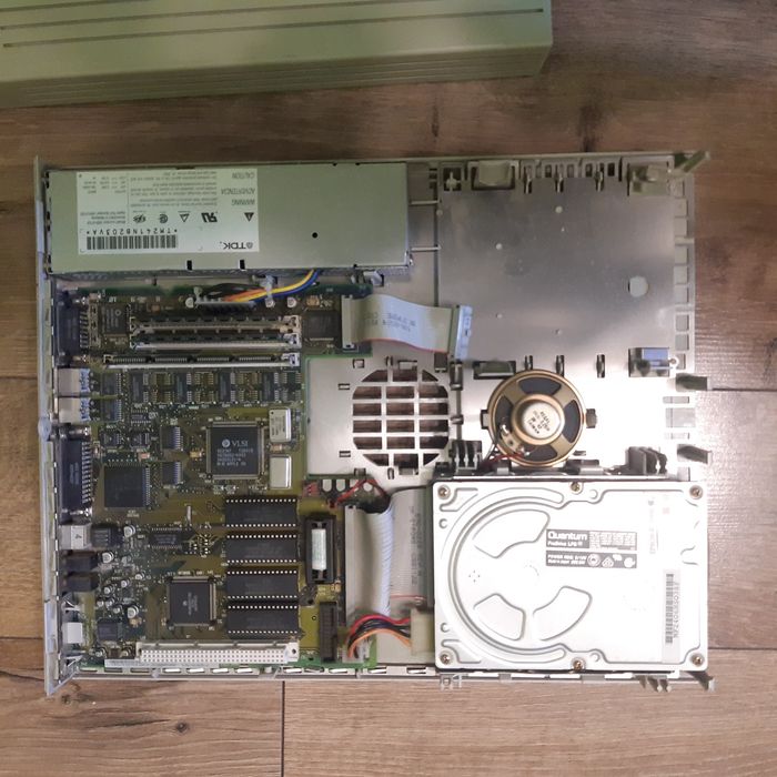 Komputer z monitorem Apple Macintosh LC