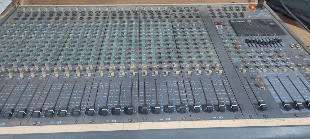 Montarbo 24-Channel Mixing Console64564189638401121