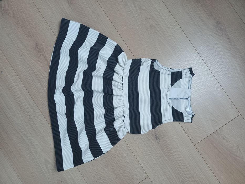 Sukienka rozmiar 104