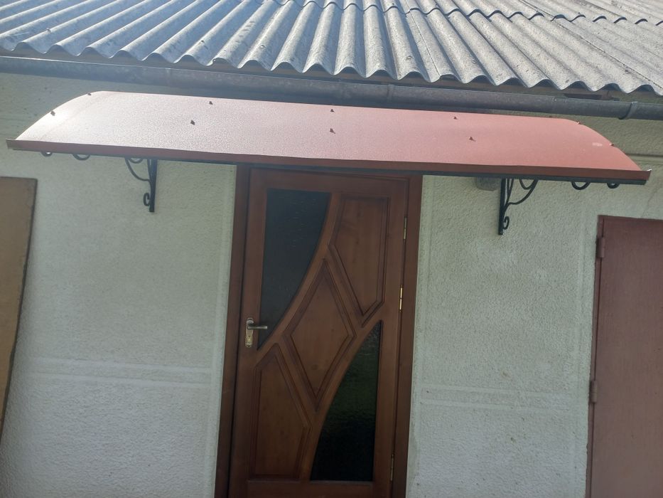 Дашок для будинку над дверима