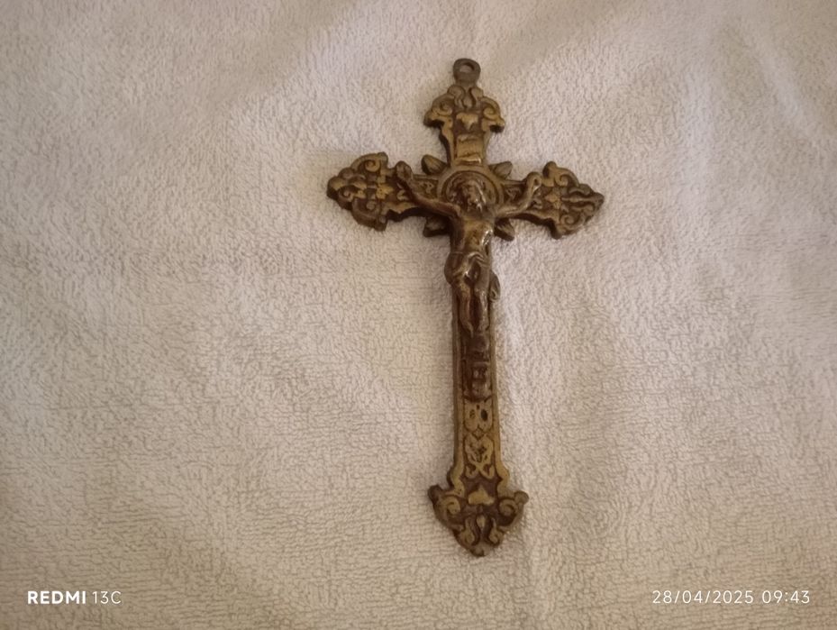Crucifixo de metal muito antigo