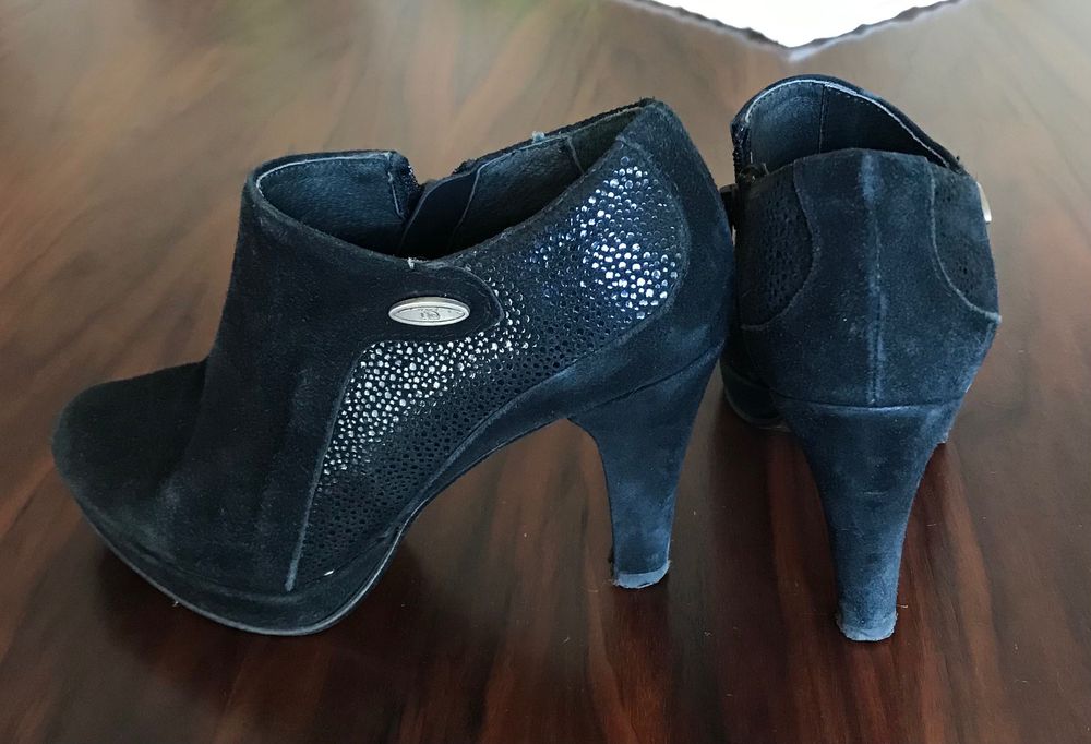 Botins pretos camurça