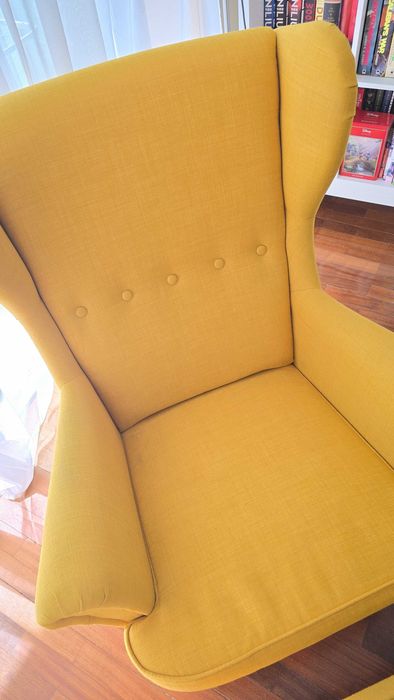 Poltrona IKEA com apoio de pés – Amarelo mostarda
