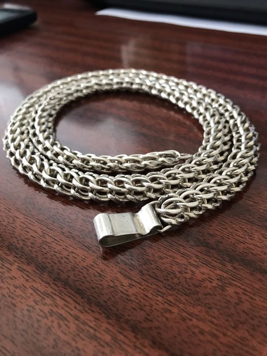 Серебряная цепь 925 пробы сделанная на заказ солидно смотрится.