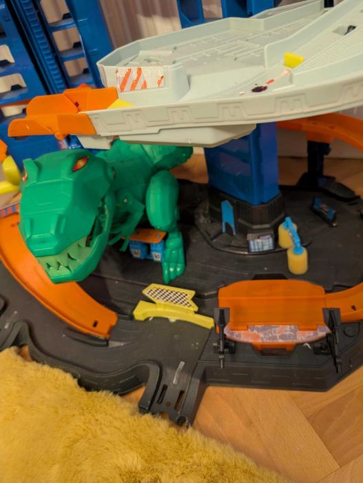 Tor Hot Wheels mega garaż T-Rex dinozaur