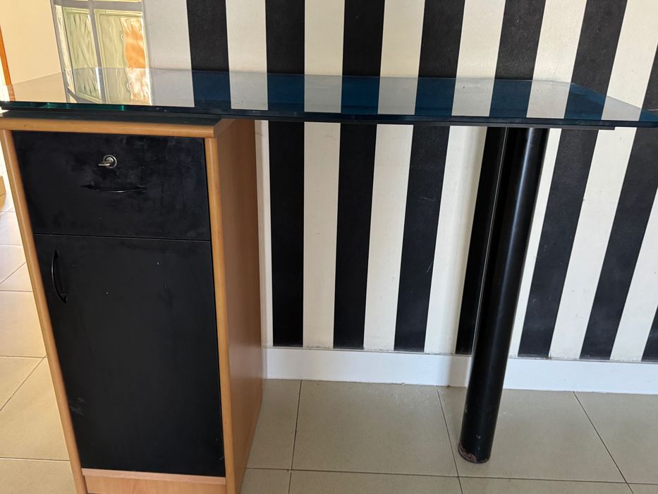Mesa/balcão com tampo de vidro e madeira