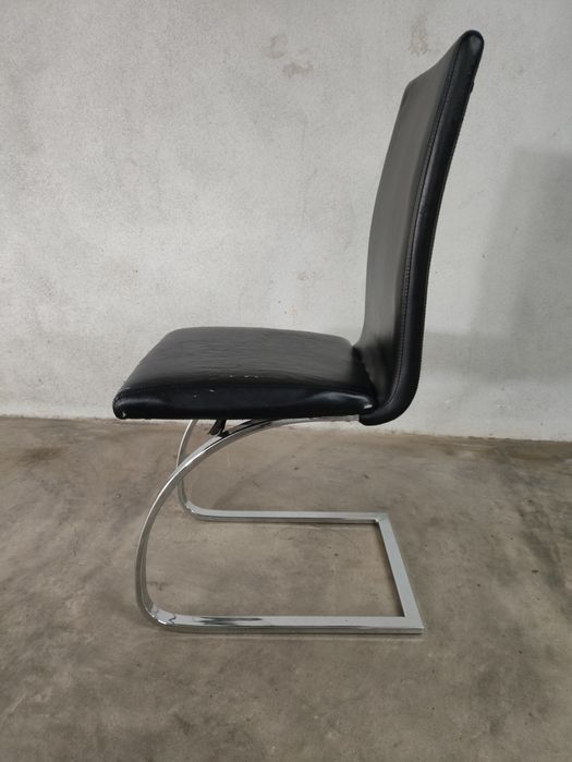 Cadeiras em aço cromado e pele sintética