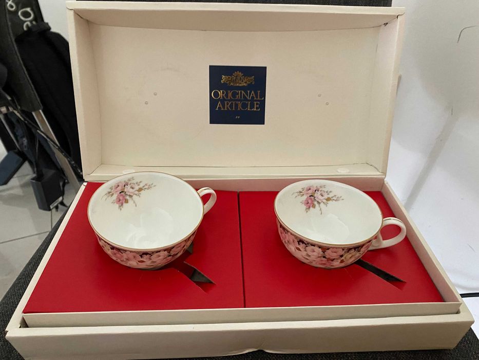 2 chávenas de porcelana NOVAS com caixa