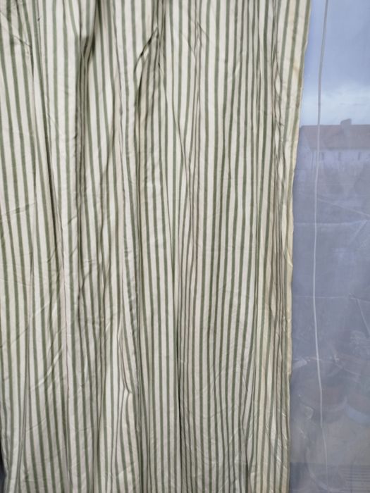 Штора с люверсами и лентой для крючков.