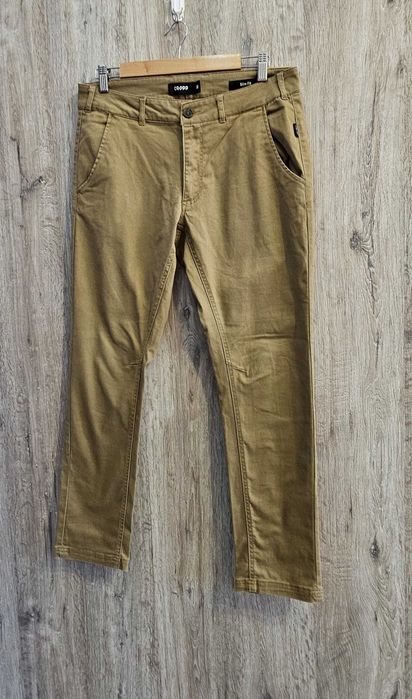 Sprzedam męskie spodnie CROPP Slim Fit w rozmiarze 30.
