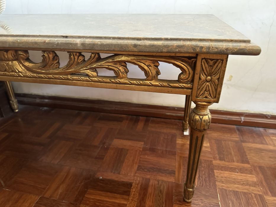 Mesa de apoio de madeira e mármore