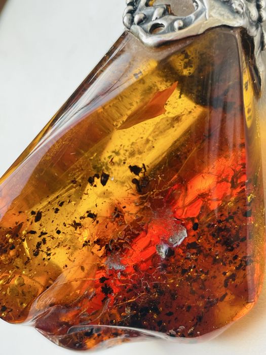 Nowy, duży wisior z naturalnego bursztynu