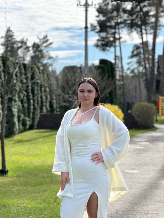 Сукня приталена біла